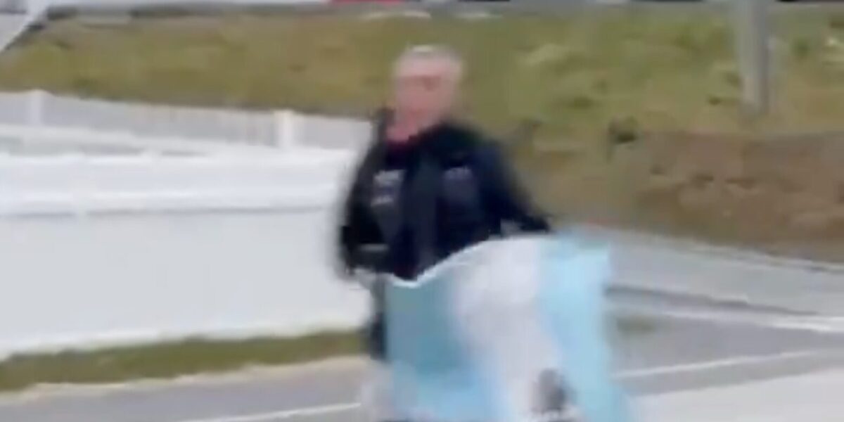 Veterano de Malvinas regresó a las islas después de 44 años y cumplió una promesa con la bandera argentina