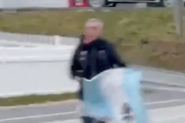Veterano de Malvinas regresó a las islas después de 44 años y cumplió una promesa con la bandera argentina