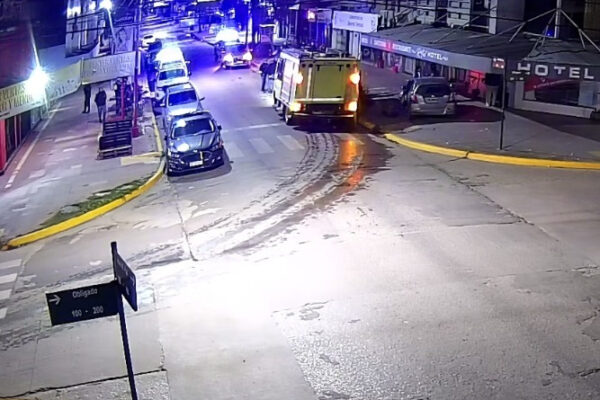 Una joven de 19 años perdió el control del auto, subió a la vereda y chocó contra un hotel en Resistencia