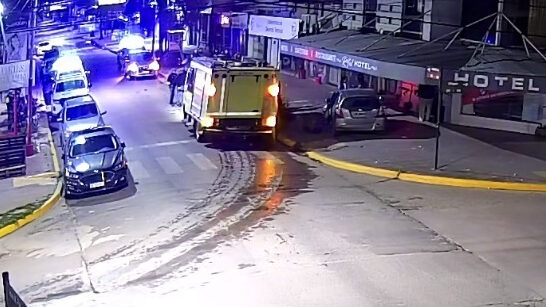 Una joven de 19 años perdió el control del auto, subió a la vereda y chocó contra un hotel en Resistencia