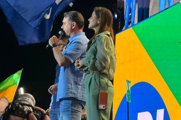 Flávio Bolsonaro propuso juzgar como adultos a adolescentes de 14 años por abuso sexual en Brasil