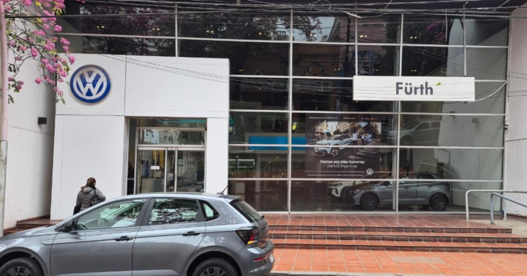 Detuvieron a la cajera de una agencia de autos por la investigación de una presunta defraudación millonaria en Santiago del Estero