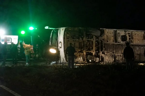 Volcó un colectivo de una empresa de Misiones en Corrientes: murió una mujer y hubo decenas de heridos