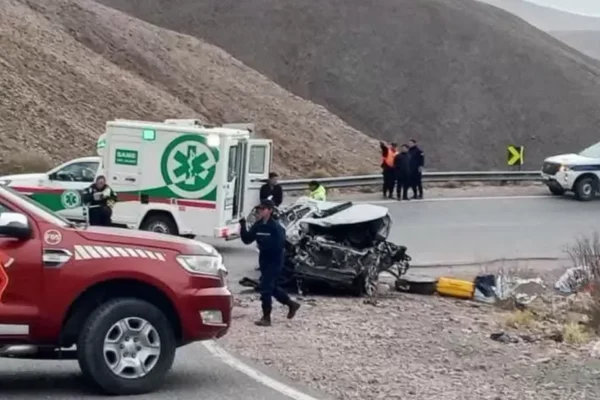 Tragedia en Jujuy: una camioneta cayó 80 metros por un barranco, murió una mujer y hay un herido grave