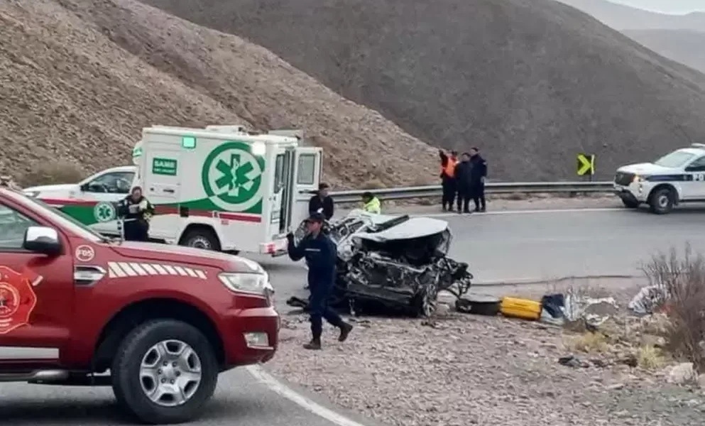 Tragedia en Jujuy: una camioneta cayó 80 metros por un barranco, murió una mujer y hay un herido grave