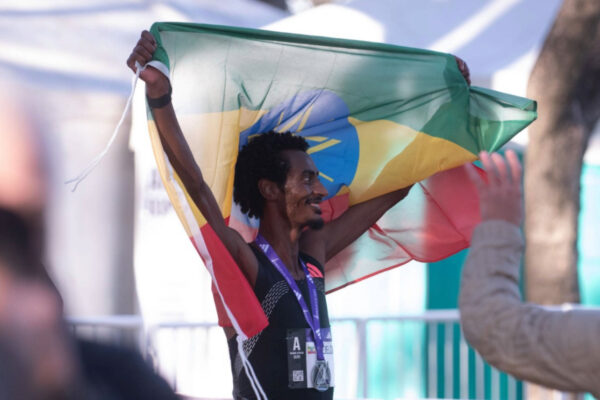 Yomif Kejelcha hizo historia en Buenos Aires: rompió el récord mundial de media maratón