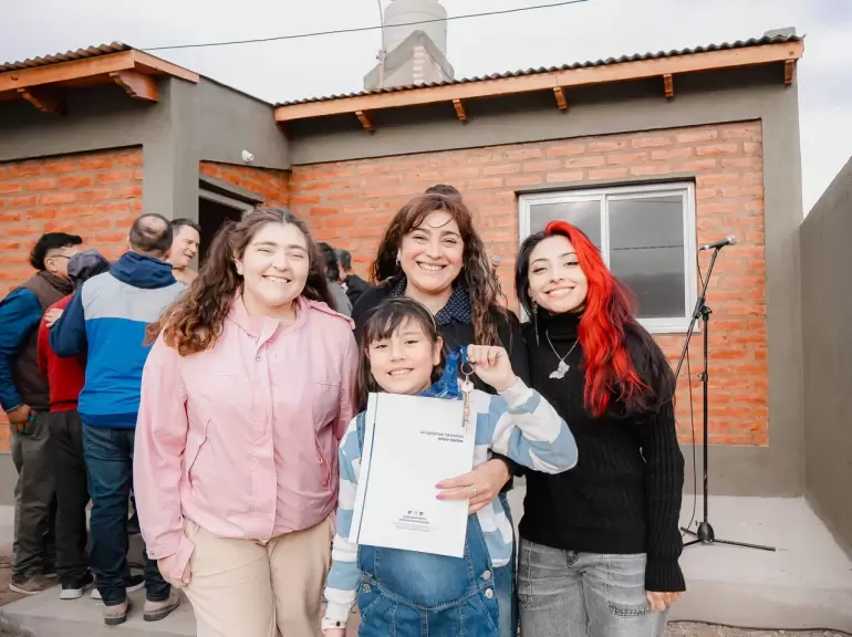 El Gobierno de Catamarca entregó viviendas y mejoró infraestructura deportiva en Santa María