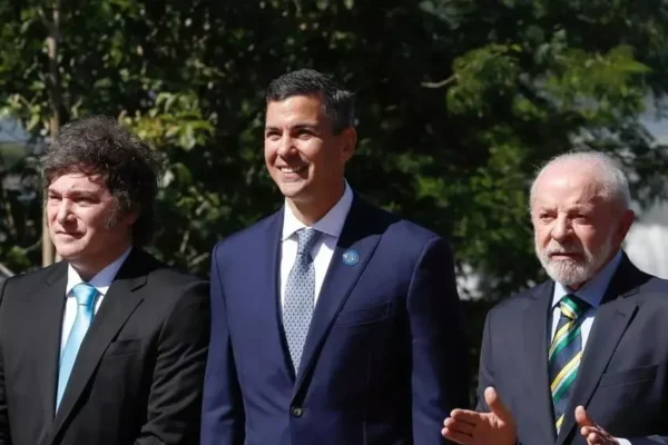 Peña inaugurará una potente draga japonesa para mantener operativa la hidrovía ante la incertidumbre regional