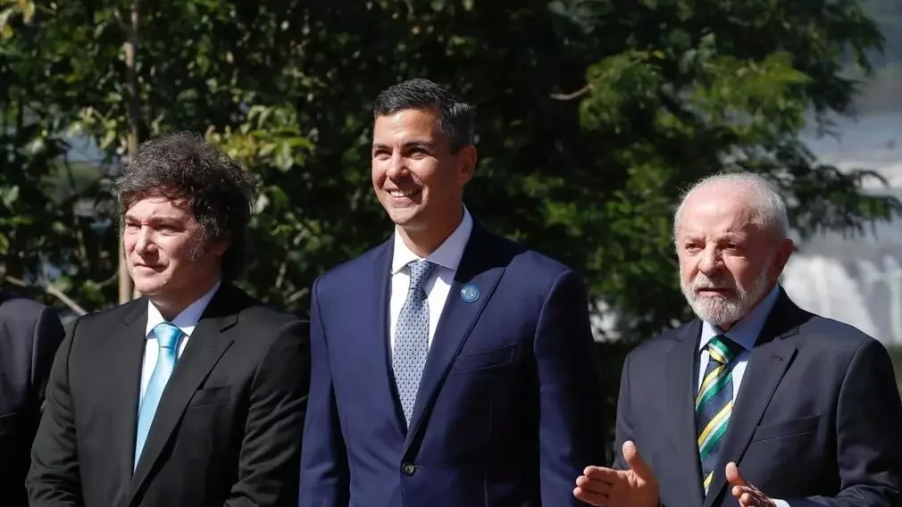Peña inaugurará una potente draga japonesa para mantener operativa la hidrovía ante la incertidumbre regional