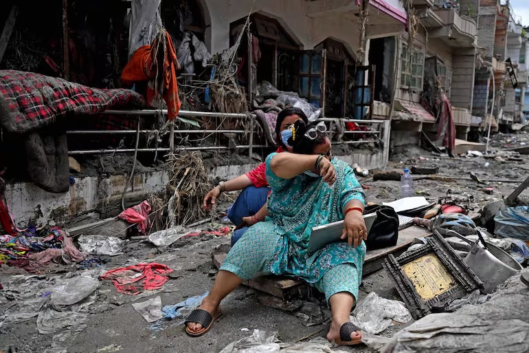 Nepal entierra a las víctimas de la devastadora riada mientras busca a más de 4.000 desaparecidos