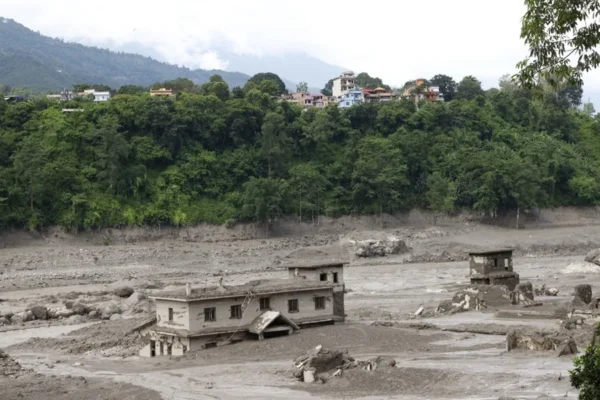 Inundación devastadora en Nepal: al menos 22 muertos y decenas de desaparecidos cerca de China