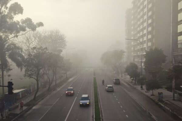 Una densa neblina complicó el tránsito en San Miguel de Tucumán