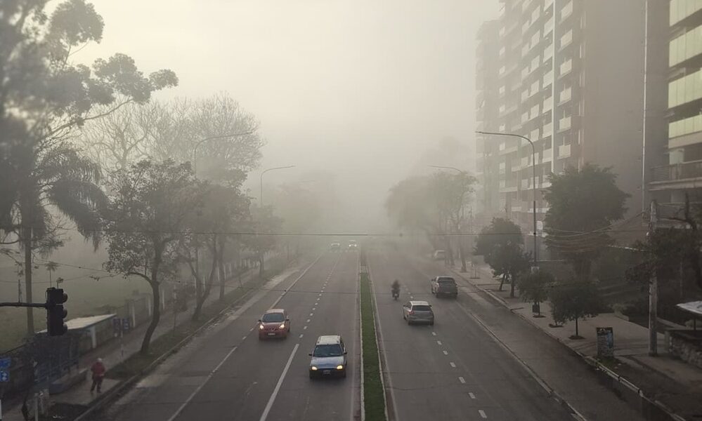 Una densa neblina complicó el tránsito en San Miguel de Tucumán