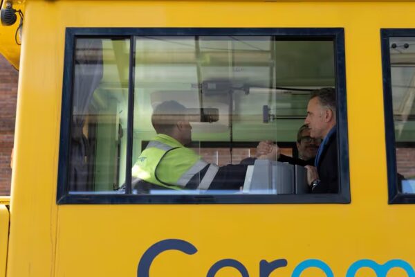 El presidente de Uruguay, Yamandú Orsi, planteó extender el Ferrocarril Central hacia Paraguay y Argentina