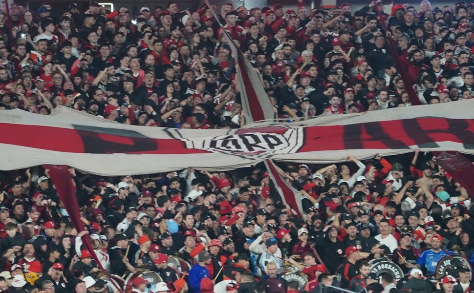 Murió un hincha de River en el Monumental después de la derrota por penales ante Independiente Santa Fe