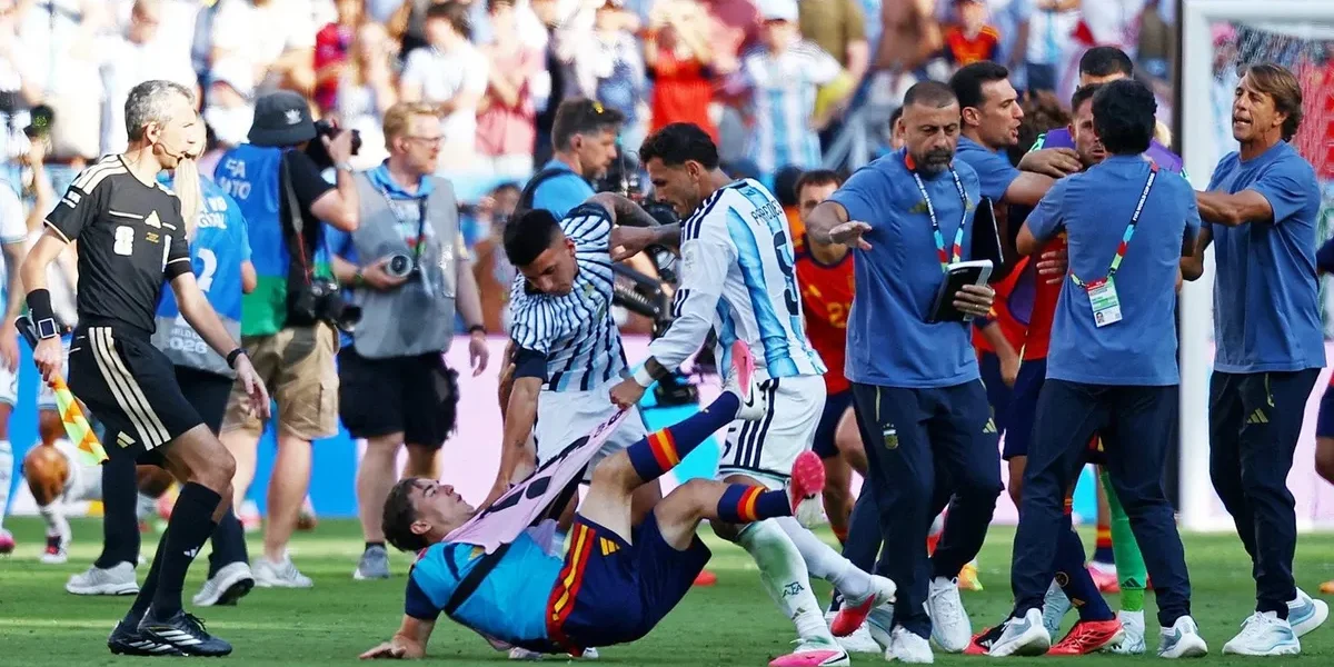 La FIFA suspendió a Paredes por 10 partidos tras la pelea en la final del Mundial y multó a la Selección por la bandera de Malvinas