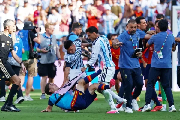 La FIFA suspendió a Paredes por 10 partidos tras la pelea en la final del Mundial y multó a la Selección por la bandera de Malvinas