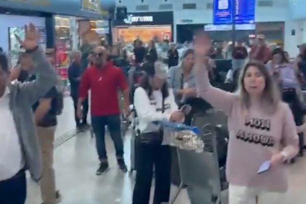 Más de 400 pasajeros siguen varados en Brasil tras un aterrizaje de emergencia: La aerolínea confirmó cuándo retomarán el vuelo