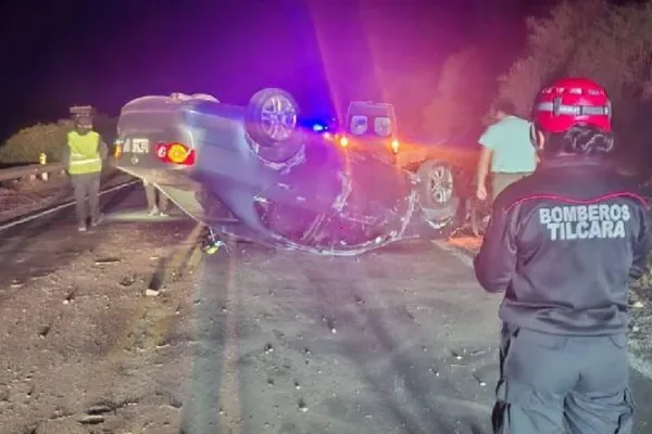 Jujuy: Un auto volcó sobre la Ruta Nacional 9 a la altura de Tilcara