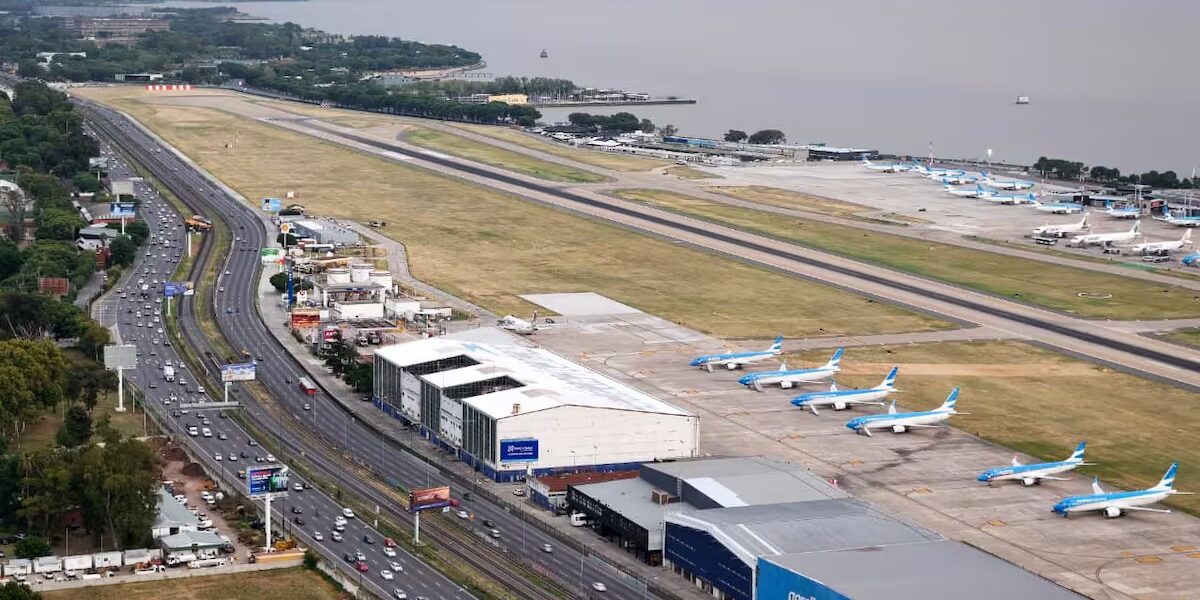 Aeroparque suspendió todos sus vuelos por 55 horas y Ezeiza absorberá gran parte de las operaciones