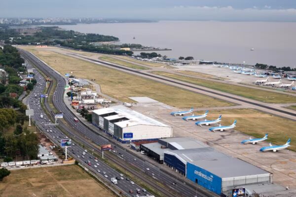 Aeroparque suspendió todos sus vuelos por 55 horas y Ezeiza absorberá gran parte de las operaciones