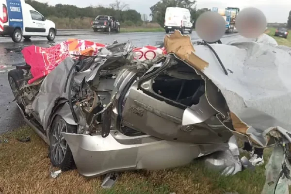Dos jóvenes médicos murieron y una colega quedó grave tras un choque en la autopista Rosario–Santa Fe