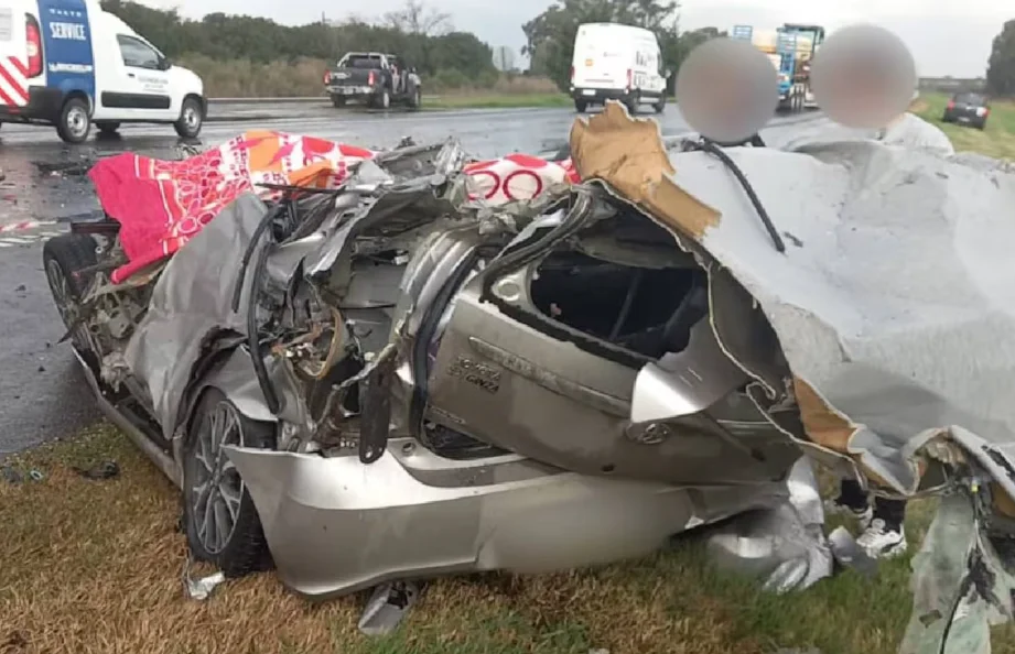 Dos jóvenes médicos murieron y una colega quedó grave tras un choque en la autopista Rosario–Santa Fe