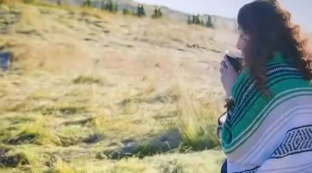 Tomó mate sin bombilla: la extraña escena de “Mi vida con los chicos Walter” que llamó la atención
