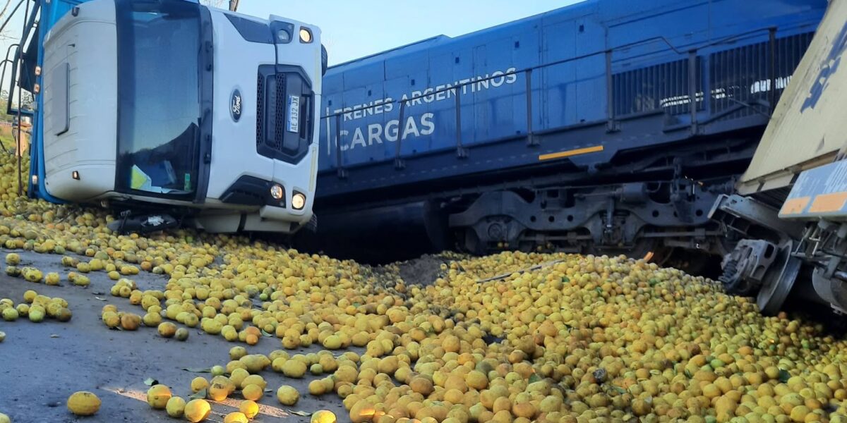 Violento choque entre un tren de cargas y un camión con limones en Tucumán