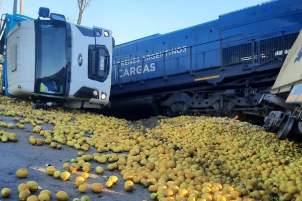 Violento choque entre un tren de cargas y un camión con limones en Tucumán