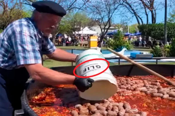 Usaron un balde de glifosato para trasladar comida en una fiesta municipal y el municipio pidió disculpas
