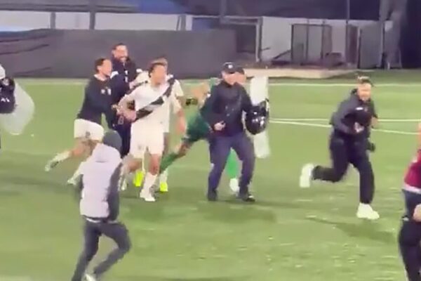 Hinchas de Danubio de Uruguay invadieron la cancha y agredieron a sus propios jugadores
