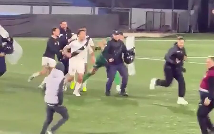 Hinchas de Danubio de Uruguay invadieron la cancha y agredieron a sus propios jugadores
