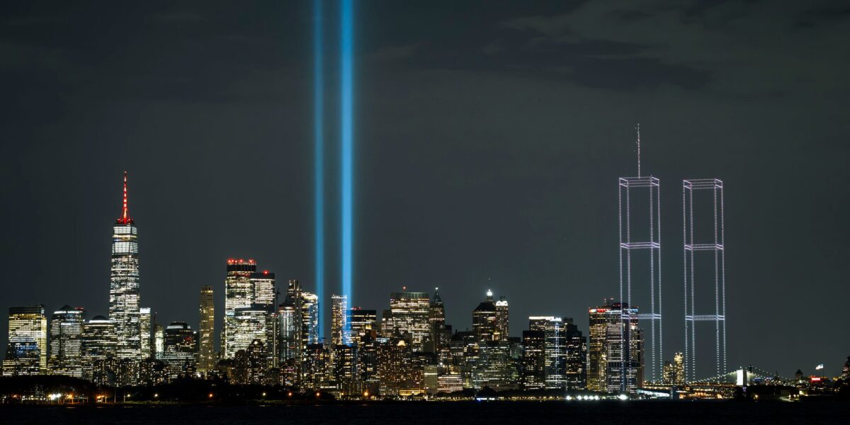 Un homenaje impactante: Nueva York recordó los 25 años del 11-S con un increíble show de drones