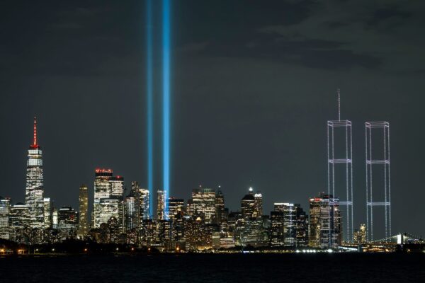 Un homenaje impactante: Nueva York recordó los 25 años del 11-S con un increíble show de drones