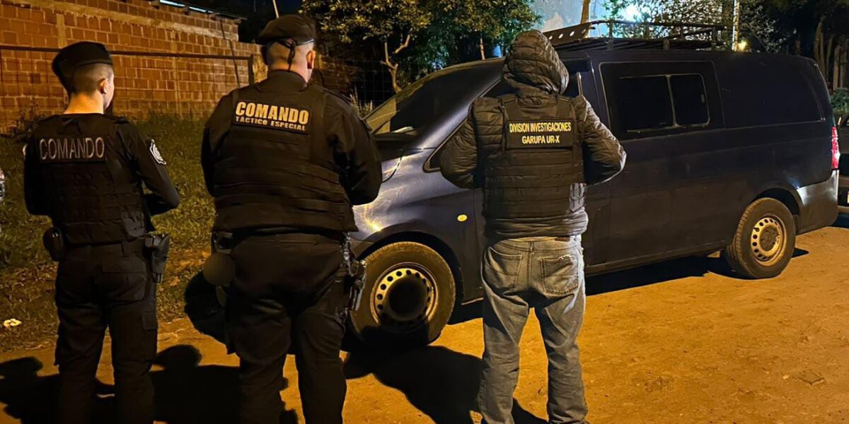 Lo persiguió con una furgoneta, subió a la vereda y terminó atropellándolo: buscan a la conductora
