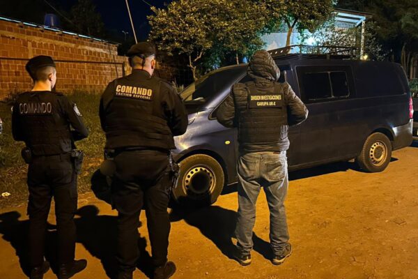 Lo persiguió con una furgoneta, subió a la vereda y terminó atropellándolo: buscan a la conductora