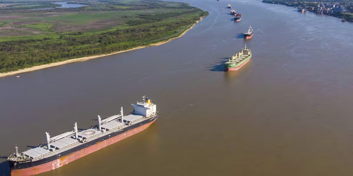 Jan De Nul y Servimagnus comenzaron a operar la Hidrovía, principal corredor fluvial de exportación, por 25 años