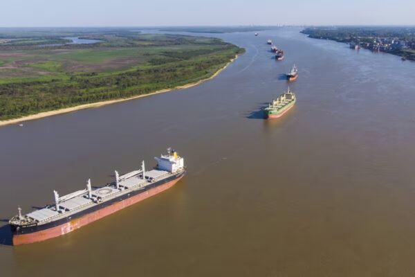 Jan De Nul y Servimagnus comenzaron a operar la Hidrovía, principal corredor fluvial de exportación, por 25 años