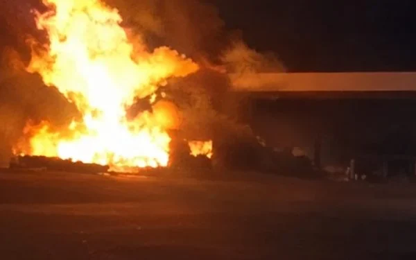Incendio en una estación de servicio obligó a cortar la Ruta 14 en Santo Tomé