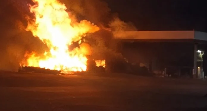 Incendio en una estación de servicio obligó a cortar la Ruta 14 en Santo Tomé