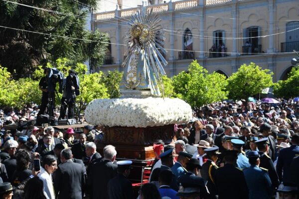Miles de fieles renovaron el Pacto de Fidelidad con el Señor y la Virgen del Milagro en Salta