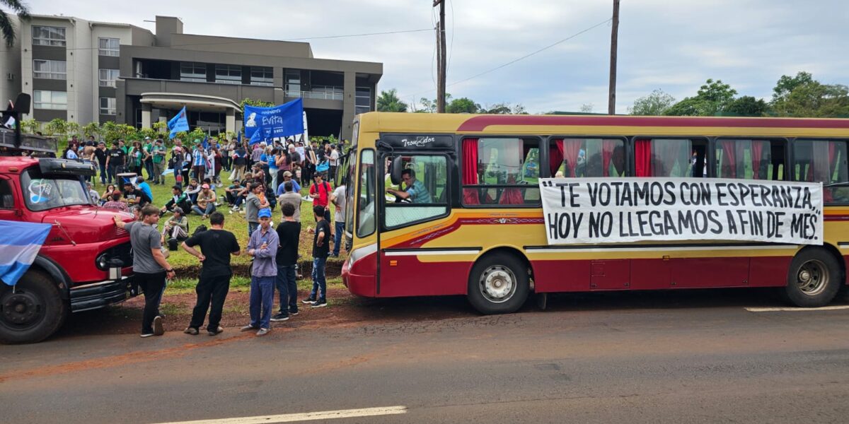 Misiones: “Nos estamos repartiendo pobreza”: el reclamo de los yerbateros a Milei en Puerto Iguazú