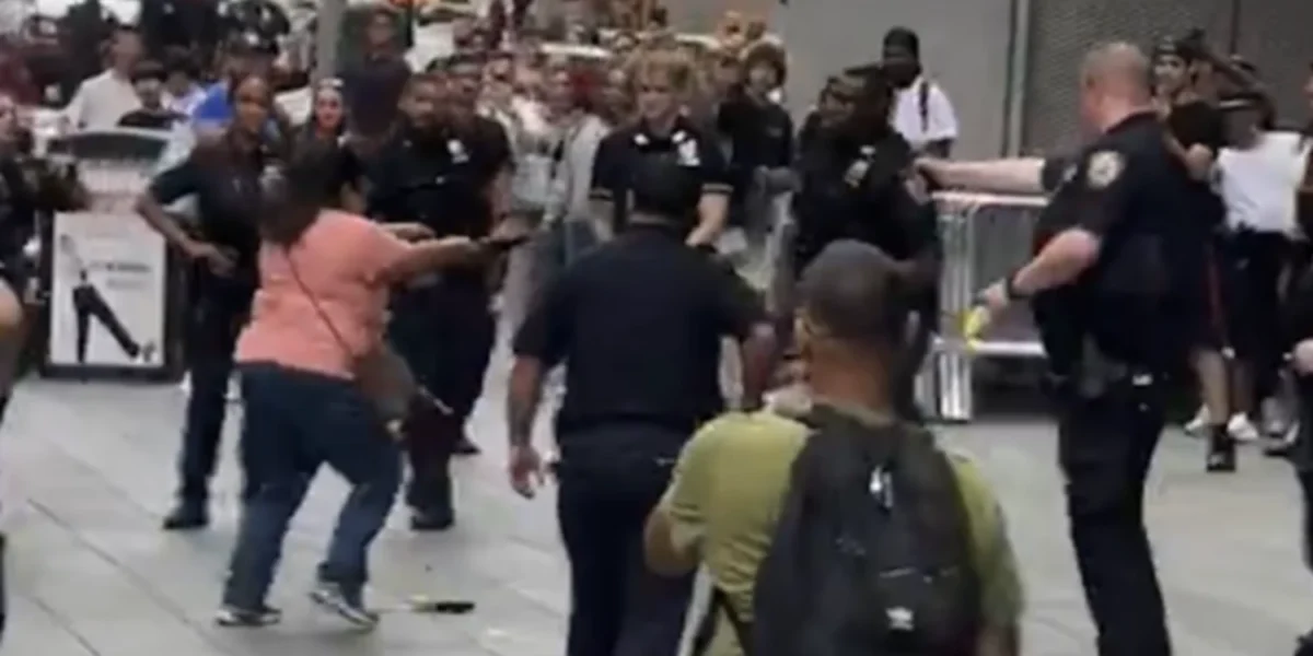 Times Square: una atacante mató a una mujer, hirió a un hombre y murió tras enfrentar a policías