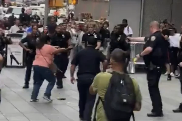 Times Square: una atacante mató a una mujer, hirió a un hombre y murió tras enfrentar a policías