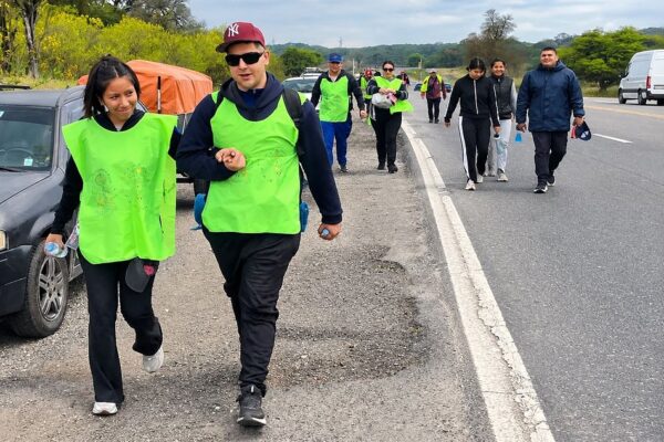 Movidos por la fe: Más de 1.000 peregrinos del sur salteño iniciaron una caminata de 145 kilómetros hacia el Milagro