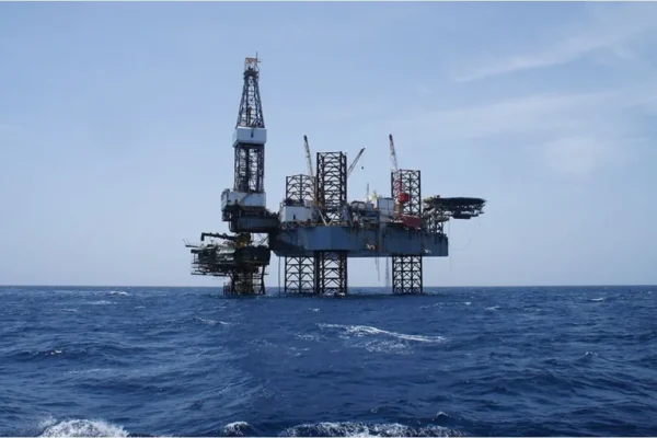 El Gobierno denunciará penalmente a cinco petroleras por actividades en Malvinas y priorizará la Base Naval Integrada