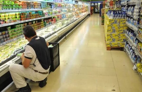 Un supermercado deberá pagar $112 millones a un repositor que trabajó casi seis años sin registrar