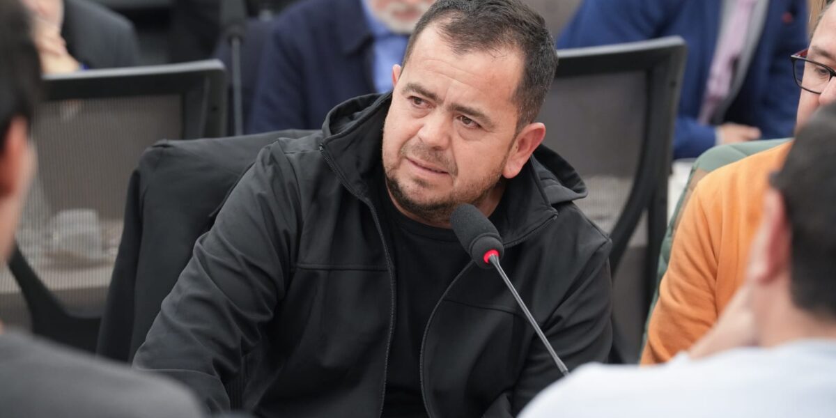 Extrabajador de una fábrica textil de Corrientes expuso en Diputados: “Por mucho menos, De La Rua se fue en helicóptero”