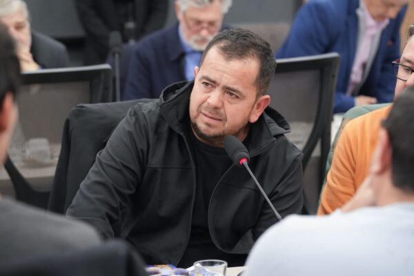Extrabajador de una fábrica textil de Corrientes expuso en Diputados: “Por mucho menos, De La Rua se fue en helicóptero”